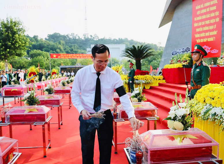 Phó Thủ tướng Phạm Thị Thanh Trà dự Lễ truy điệu, an táng hài cốt liệt sĩ tại Lào Cai- Ảnh 5.