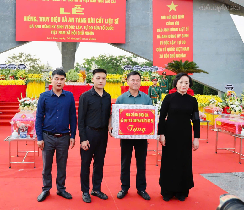Phó Thủ tướng Phạm Thị Thanh Trà dự Lễ truy điệu, an táng hài cốt liệt sĩ tại Lào Cai- Ảnh 7.