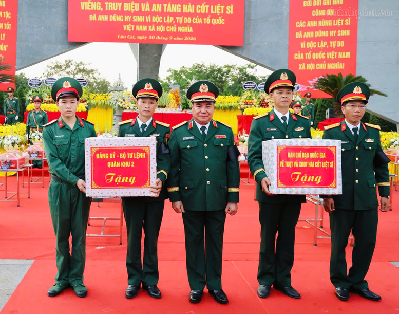 Phó Thủ tướng Phạm Thị Thanh Trà dự Lễ truy điệu, an táng hài cốt liệt sĩ tại Lào Cai- Ảnh 10.