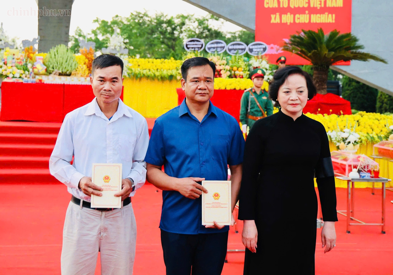 Phó Thủ tướng Phạm Thị Thanh Trà dự Lễ truy điệu, an táng hài cốt liệt sĩ tại Lào Cai- Ảnh 8.