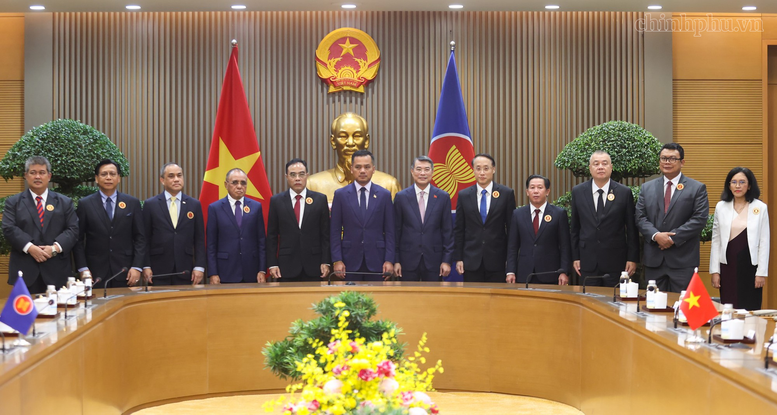 Thủ tướng tiếp đoàn lãnh đạo cơ quan thực thi pháp luật các nước ASEAN- Ảnh 1.