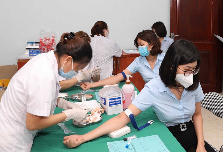 Không để người dân khám, xét nghiệm lại để phục vụ cập nhật dữ liệu Sổ sức khỏe điện tử- Ảnh 1.