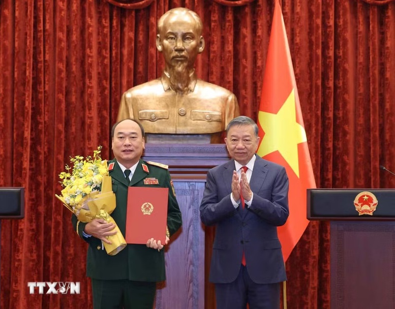 Tổng Bí thư, Chủ tịch nước Tô Lâm trao Quyết định thăng quân hàm Thượng tướng cho đồng chí Lê Quang Đạo- Ảnh 1.
