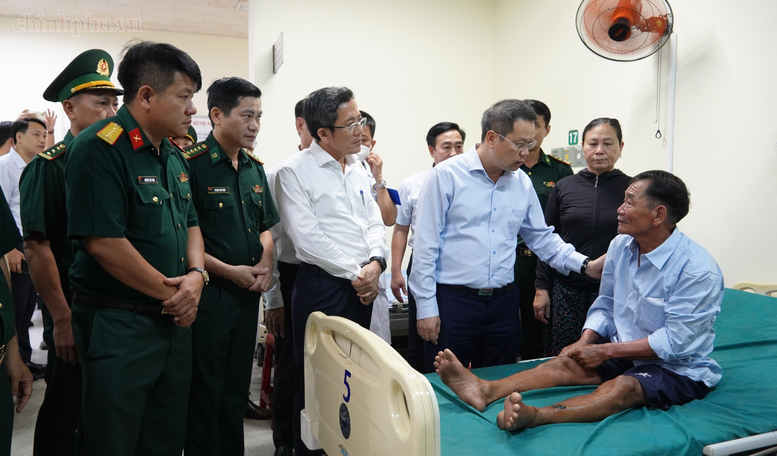 32 ngư dân tàu QNa 90859 TS gặp nạn trên biển trở về địa phương- Ảnh 1.