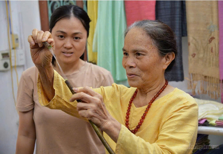 Khăn tơ sen, chăn tơ tằm tự dệt Hà Nội: Tự hào ghi danh OCOP 5 sao cấp quốc gia- Ảnh 1.