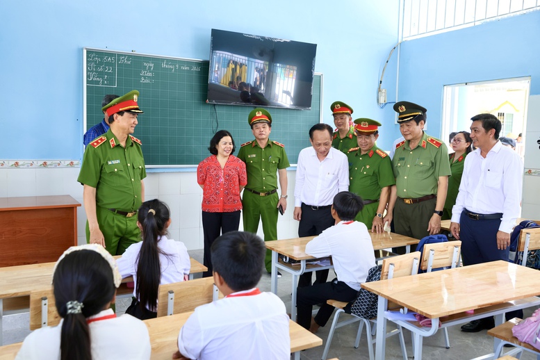 Trao tặng 46 mái ấm an cư cho các hộ dân có hoàn cảnh khó khăn tại Cà Mau- Ảnh 2.