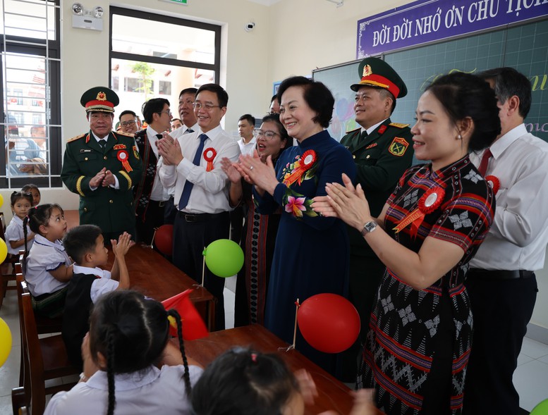 Phó Thủ tướng Phạm Thị Thanh Trà dự lễ khai giảng, khánh thành Trường Phổ thông nội trú A Lưới 3 (TP. Huế)- Ảnh 8.