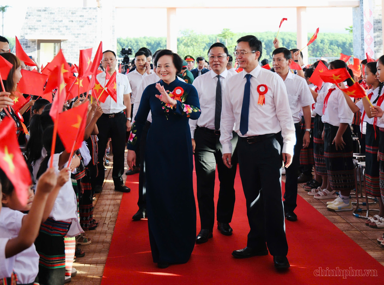 Phó Thủ tướng Phạm Thị Thanh Trà dự lễ khai giảng, khánh thành Trường Phổ thông nội trú A Lưới 3 (TP. Huế)- Ảnh 1.
