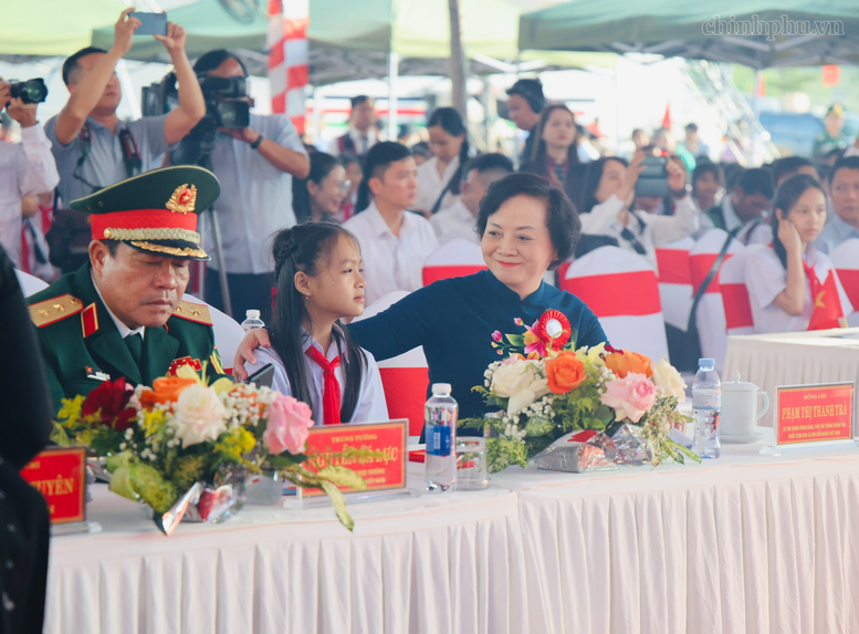 Phó Thủ tướng Phạm Thị Thanh Trà dự lễ khai giảng, khánh thành Trường Phổ thông nội trú A Lưới 3 (TP. Huế)- Ảnh 2.