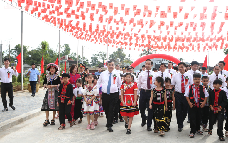 Ph&oacute; Thủ tướng Thường trực Phạm Gia T&uacute;c dự Lễ khai giảng năm học mới tại Điện Bi&ecirc;n- Ảnh 1.