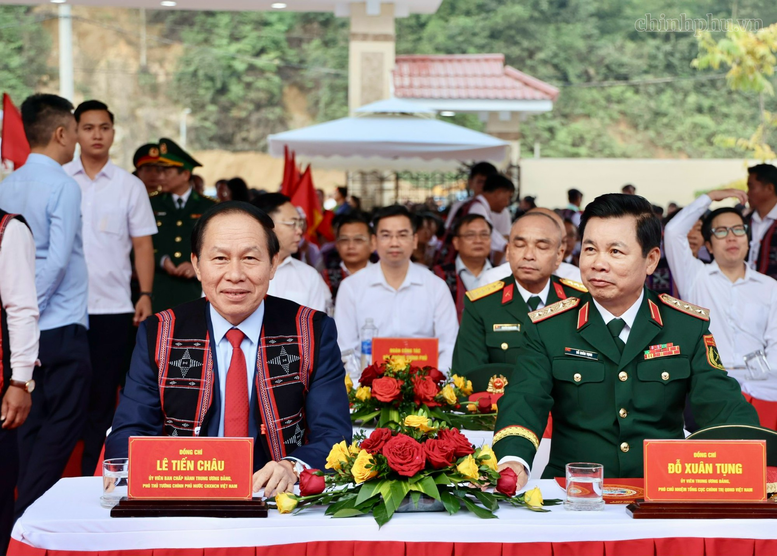 Phó Thủ tướng Lê Tiến Châu dự Lễ khánh thành Trường Phổ thông Dân tộc nội trú TH&THCS Tây Giang- Ảnh 2.