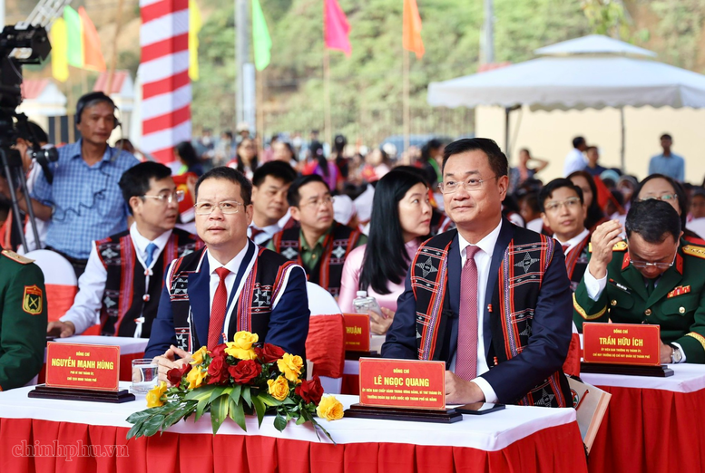 Phó Thủ tướng Lê Tiến Châu dự Lễ khánh thành Trường Phổ thông Dân tộc nội trú TH&THCS Tây Giang- Ảnh 3.