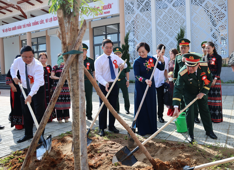 Phó Thủ tướng Phạm Thị Thanh Trà dự lễ khai giảng, khánh thành Trường Phổ thông nội trú A Lưới 3 (TP. Huế)- Ảnh 5.