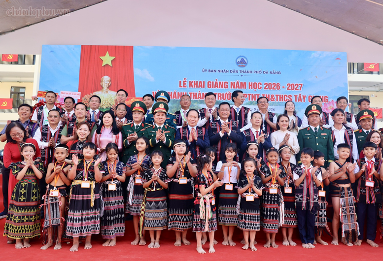 Phó Thủ tướng Lê Tiến Châu dự Lễ khánh thành Trường Phổ thông Dân tộc nội trú TH&THCS Tây Giang- Ảnh 8.