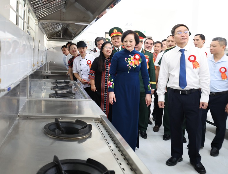 Phó Thủ tướng Phạm Thị Thanh Trà dự lễ khai giảng, khánh thành Trường Phổ thông nội trú A Lưới 3 (TP. Huế)- Ảnh 6.
