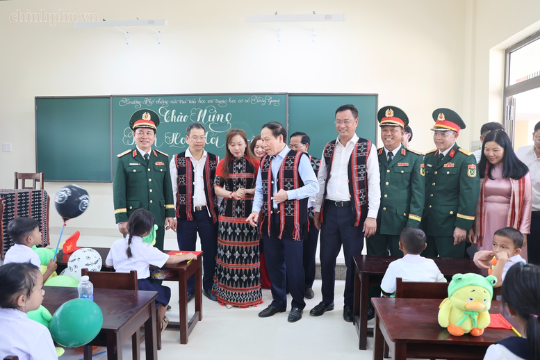Phó Thủ tướng Lê Tiến Châu dự Lễ khánh thành Trường Phổ thông Dân tộc nội trú TH&THCS Tây Giang- Ảnh 9.