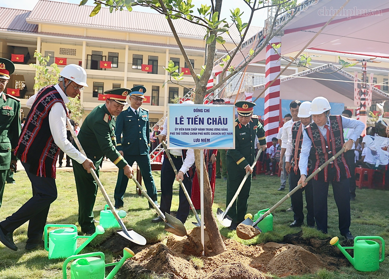 Phó Thủ tướng Lê Tiến Châu dự Lễ khánh thành Trường Phổ thông Dân tộc nội trú TH&THCS Tây Giang- Ảnh 10.