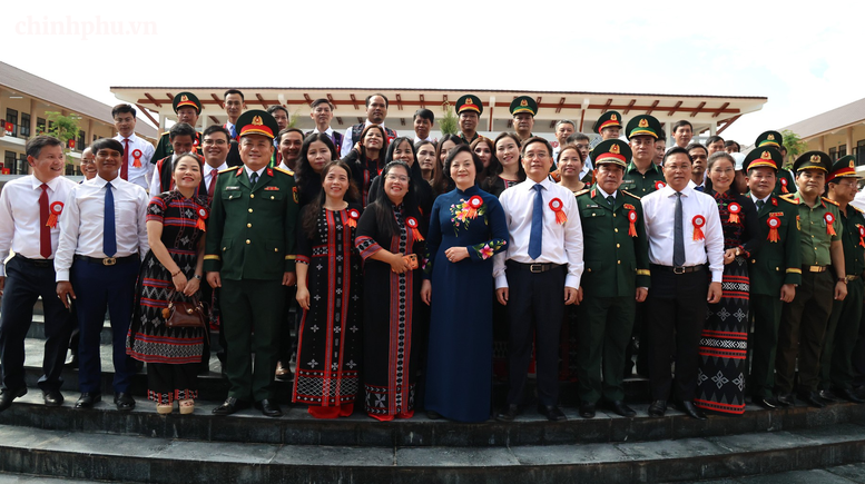 Phó Thủ tướng Phạm Thị Thanh Trà dự lễ khai giảng, khánh thành Trường Phổ thông nội trú A Lưới 3 (TP. Huế)- Ảnh 9.