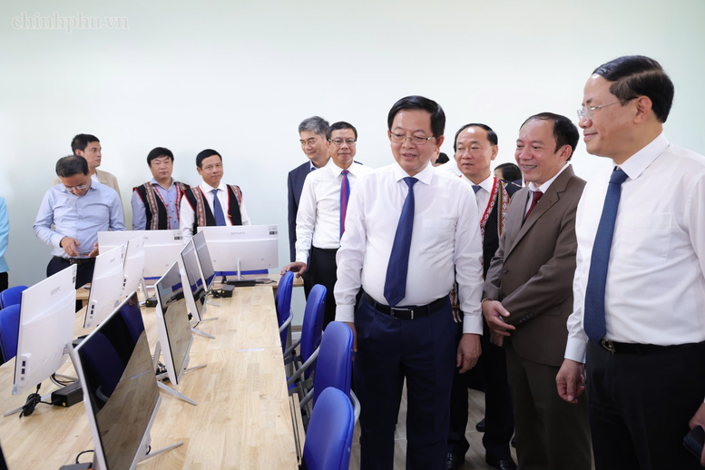 Phó Thủ tướng Hồ Quốc Dũng dự khánh thành trường nội trú liên cấp tại xã Ia Púch, Gia Lai- Ảnh 7.