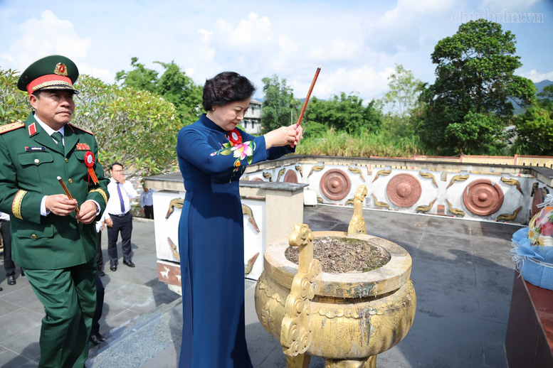 Phó Thủ tướng Phạm Thị Thanh Trà tưởng niệm các anh hùng liệt sĩ trên mảnh đất A Lưới- Ảnh 1.