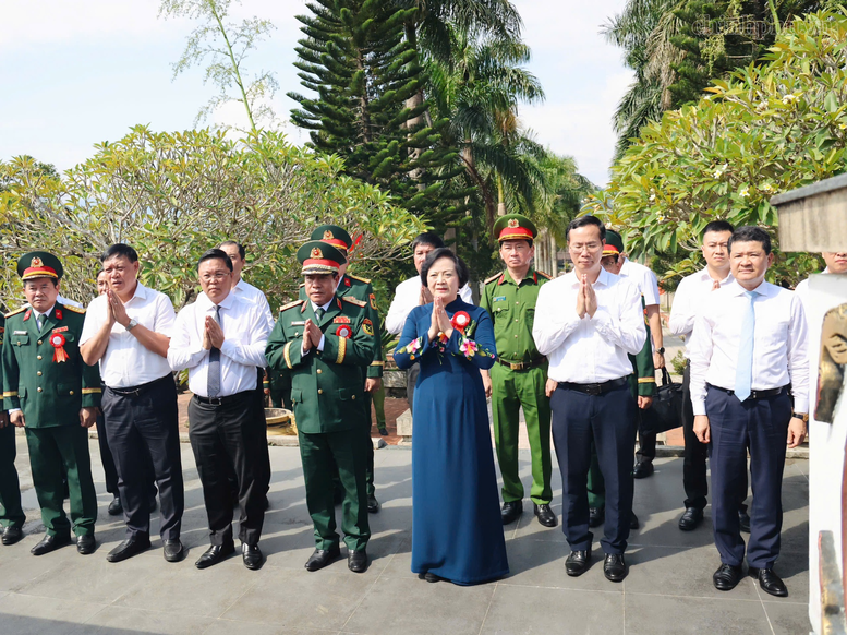 Phó Thủ tướng Phạm Thị Thanh Trà tưởng niệm các anh hùng liệt sĩ trên mảnh đất A Lưới- Ảnh 2.