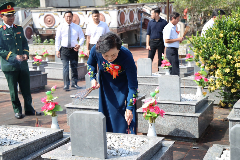 Phó Thủ tướng Phạm Thị Thanh Trà tưởng niệm các anh hùng liệt sĩ trên mảnh đất A Lưới- Ảnh 3.