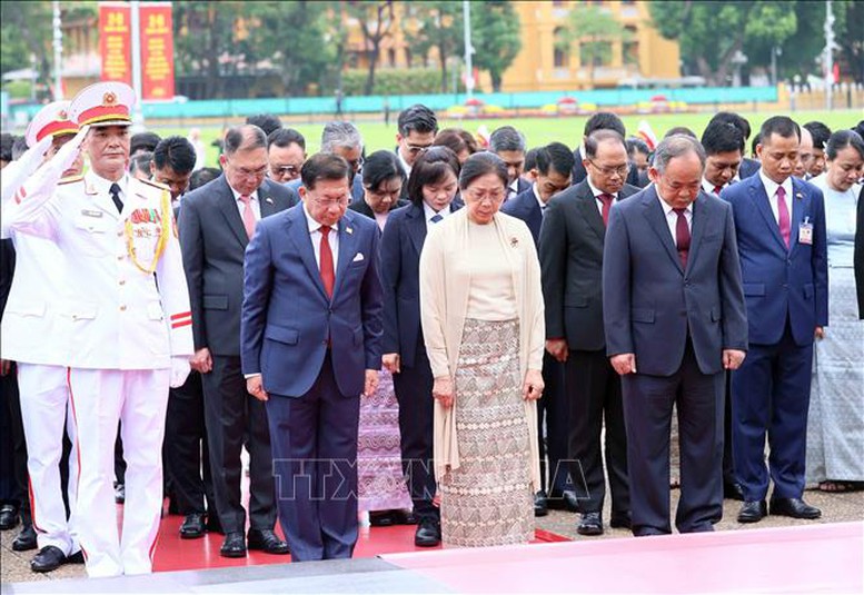 Tổng thống Myanmar và Phu nhân vào Lăng viếng Chủ tịch Hồ Chí Minh- Ảnh 1.