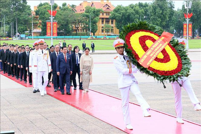 Tổng thống Myanmar và Phu nhân vào Lăng viếng Chủ tịch Hồ Chí Minh- Ảnh 2.