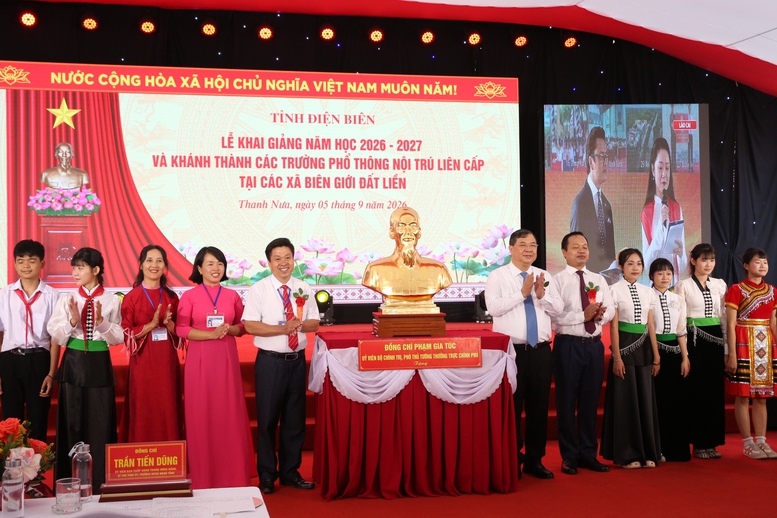 Ph&oacute; Thủ tướng Thường trực Phạm Gia T&uacute;c dự Lễ khai giảng năm học mới tại Điện Bi&ecirc;n- Ảnh 5.