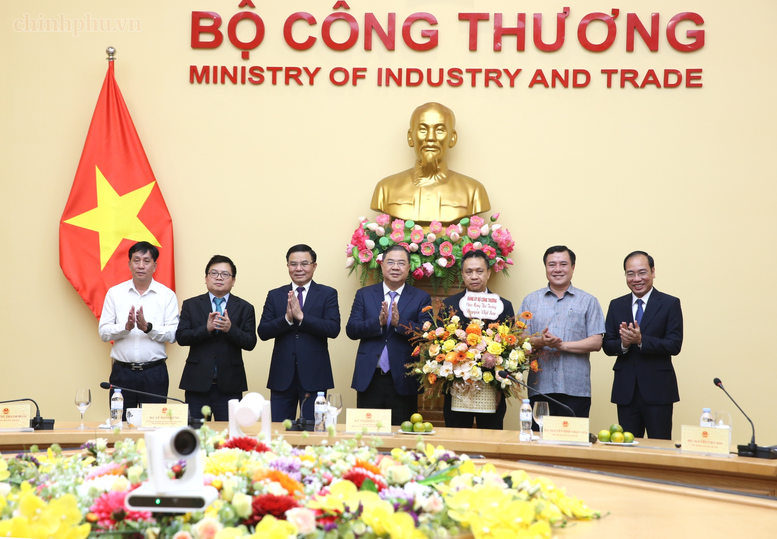 Phó Thủ tướng Thường trực Phạm Gia Túc trao Quyết định bổ nhiệm Thứ trưởng Bộ Công Thương- Ảnh 4.