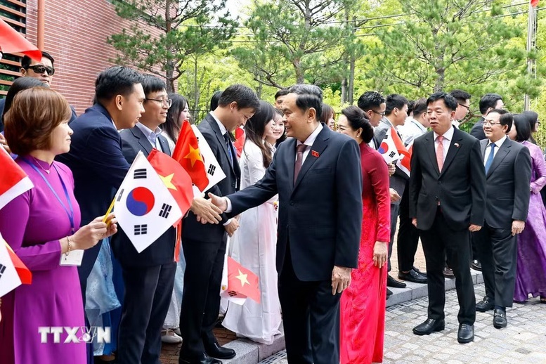 Chủ tịch Quốc hội Trần Thanh Mẫn gặp gỡ cộng đồng người Việt Nam tại Hàn Quốc- Ảnh 1.