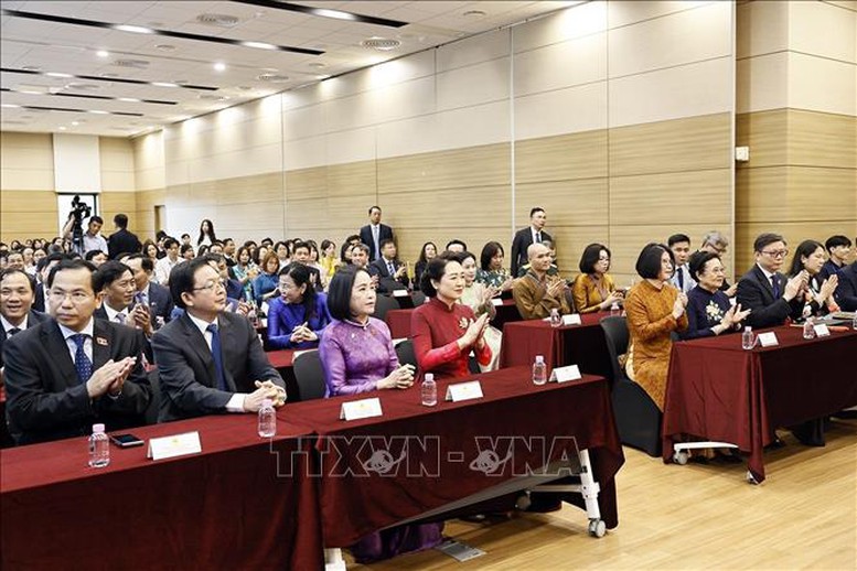 Chủ tịch Quốc hội Trần Thanh Mẫn gặp gỡ cộng đồng người Việt Nam tại Hàn Quốc- Ảnh 3.