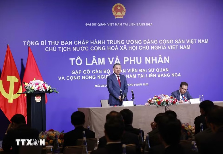 Tổng Bí thư, Chủ tịch nước Tô Lâm gặp gỡ cán bộ, nhân viên Đại sứ quán và cộng đồng người Việt Nam tại Liên bang Nga- Ảnh 1.