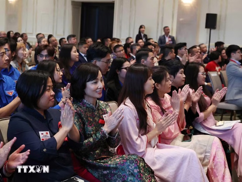 Tổng Bí thư, Chủ tịch nước Tô Lâm gặp gỡ cán bộ, nhân viên Đại sứ quán và cộng đồng người Việt Nam tại Liên bang Nga- Ảnh 3.