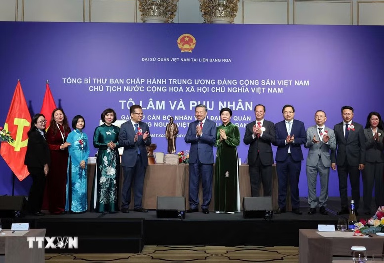 Tổng Bí thư, Chủ tịch nước Tô Lâm gặp gỡ cán bộ, nhân viên Đại sứ quán và cộng đồng người Việt Nam tại Liên bang Nga- Ảnh 2.
