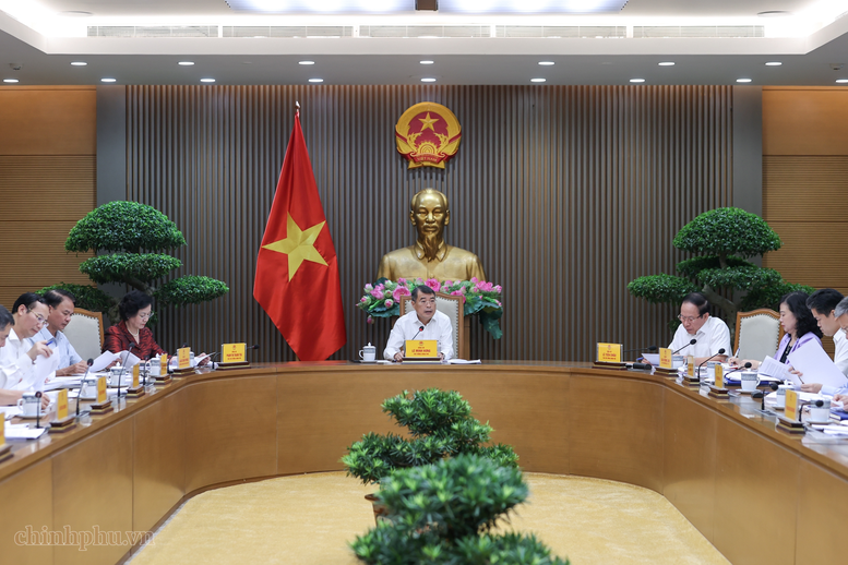 Thủ tướng: Kiểm soát chặt chẽ giá thành từ gốc với thuốc, thiết bị y tế; cương quyết loại bỏ mọi chi phí trung gian- Ảnh 1.