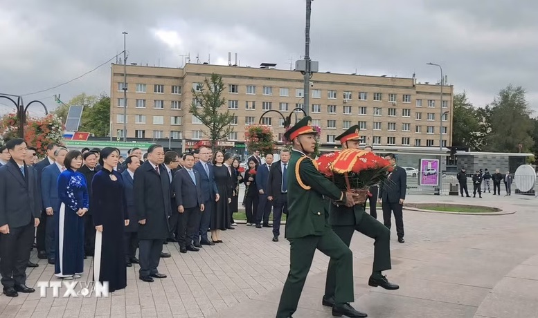 Tổng Bí thư, Chủ tịch nước Tô Lâm đặt hoa tại Tượng đài Chủ tịch Hồ Chí Minh và Đài tưởng niệm Liệt sĩ Vô danh (Nga)- Ảnh 1.