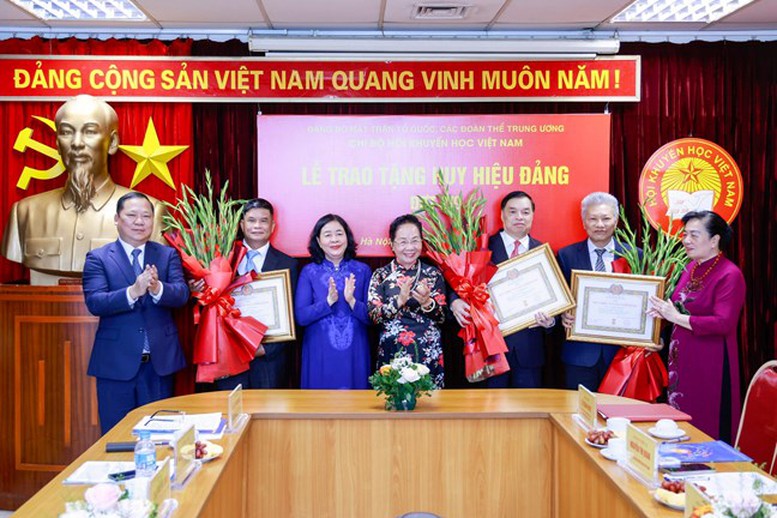 Trao tặng Huy hiệu 45 năm tuổi Đảng cho nguyên Phó Chủ tịch nước Nguyễn Thị Doan- Ảnh 5.