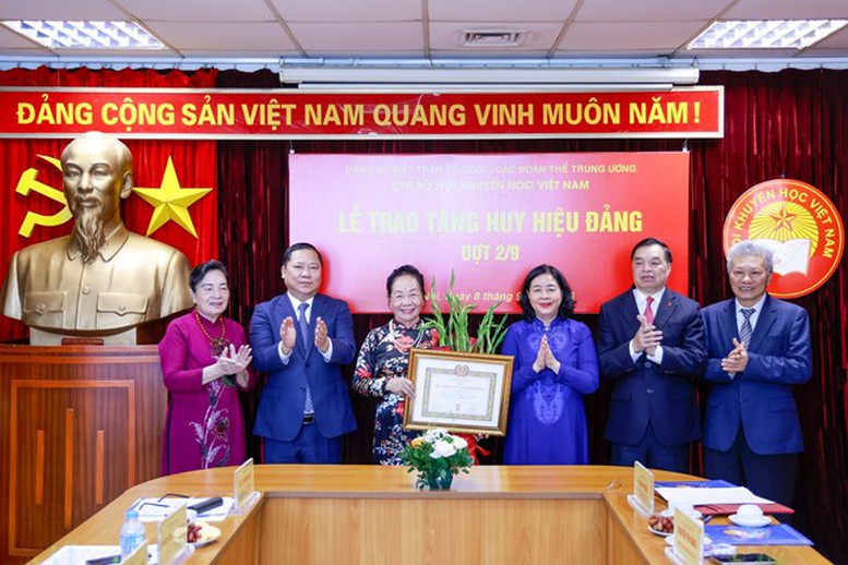 Trao tặng Huy hiệu 45 năm tuổi Đảng cho nguyên Phó Chủ tịch nước Nguyễn Thị Doan- Ảnh 1.