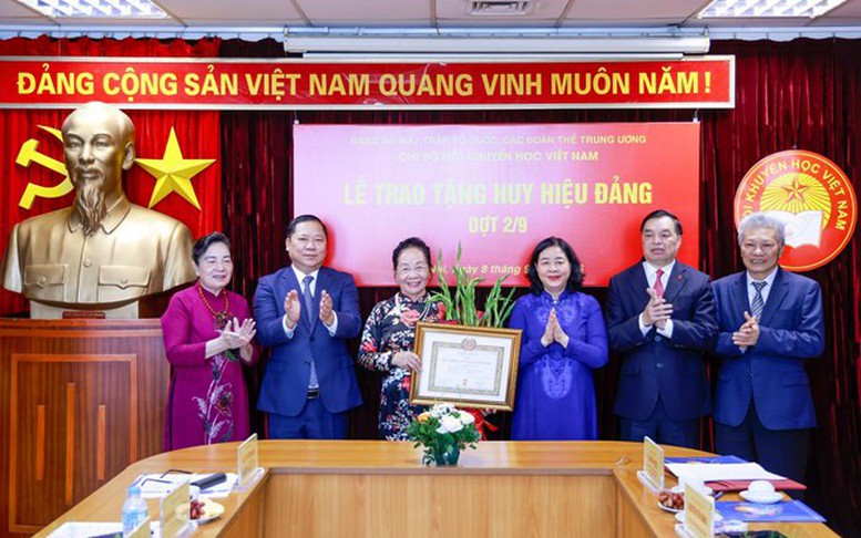 Trao tặng Huy hiệu 45 năm tuổi Đảng cho nguyên Phó Chủ tịch nước Nguyễn Thị Doan