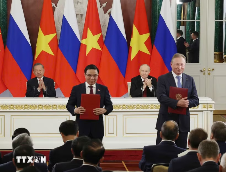 Tổng Bí thư, Chủ tịch nước Tô Lâm và Tổng thống Nga Vladimir Putin chứng kiến Lễ trao các văn kiện hợp tác- Ảnh 1.