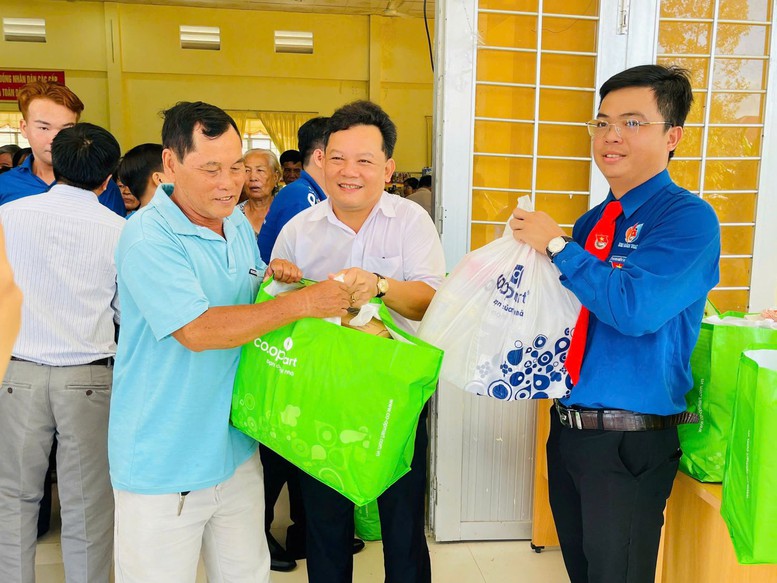 Saigon Co.op mang "Siêu thị 0 đồng" đến hơn 3.500 người dân khó khăn- Ảnh 2.