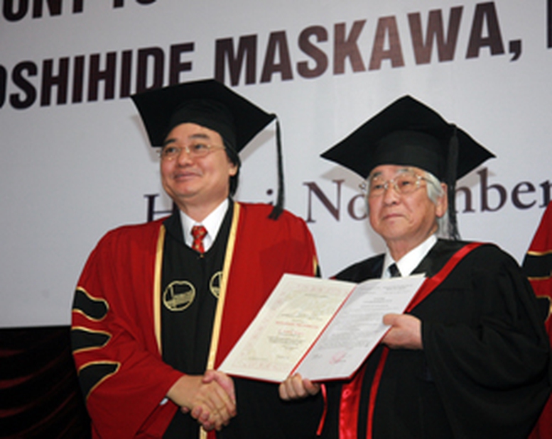 Giáo sư Nhật Bản nhận bằng Tiến sĩ Danh dự của ĐHQGHN