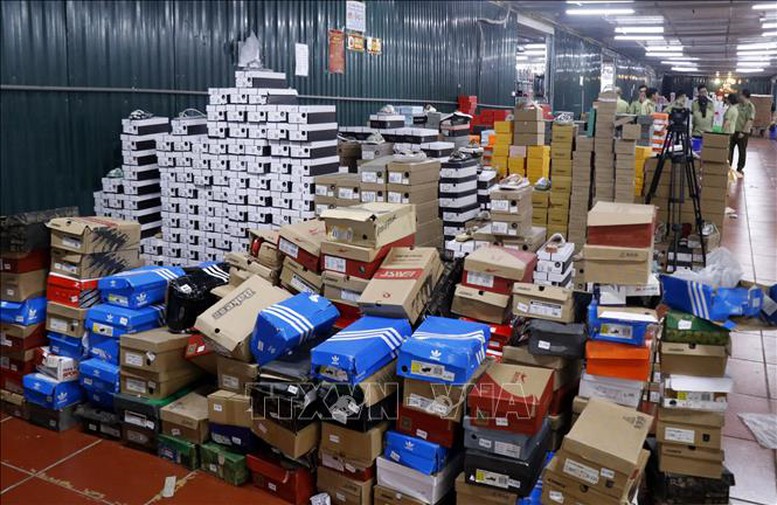 ‘Đột kích’ kho hàng lậu lớn tại Lào Cai