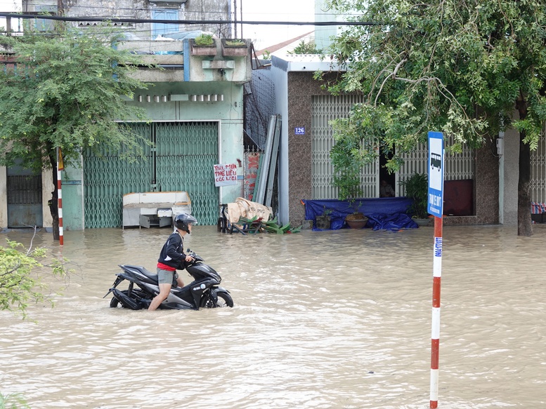 Nhiều khu vực ở Bình Định bị ngập sâu sau bão số 12