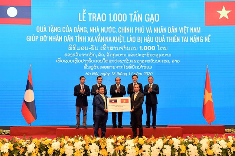 Trân trọng truyền thống ‘hạt gạo cắn đôi, cọng rau bẻ nửa’ Việt-Lào