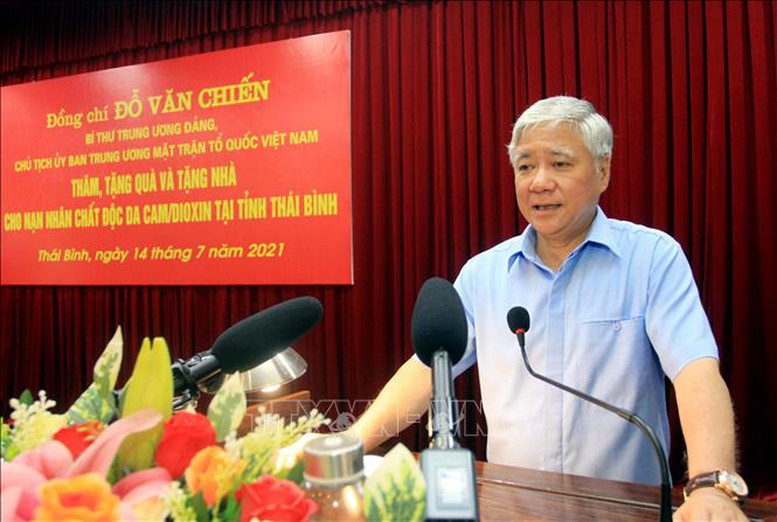 Chủ tịch MTTQ Việt Nam thăm, tặng quà người có công, gia đình chính sách
