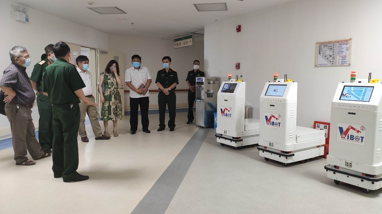 Hệ thống robot hỗ trợ đắc lực trong phòng, chống dịch tại các ‘điểm nóng’