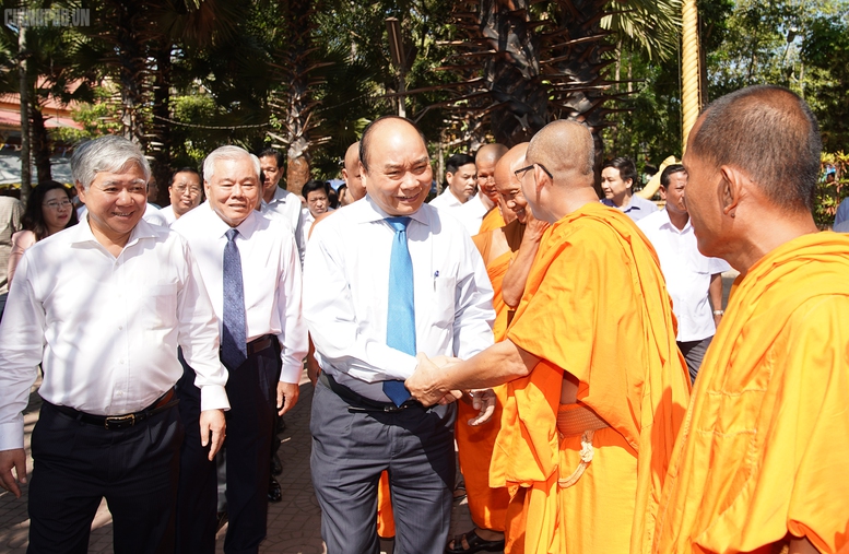 Thủ tướng thăm hỏi, chúc mừng các chư tăng Khmer dịp Tết Chôl Chnăm Thmây
