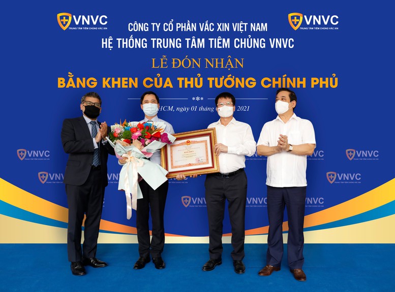 VNVC đón nhận Bằng khen của Thủ tướng về thành tích phòng chống dịch COVID-19